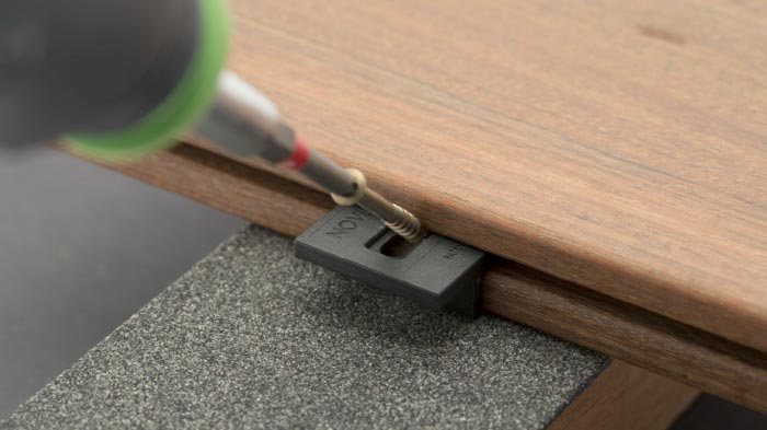 02 pose par fixations invisibles finition élégante